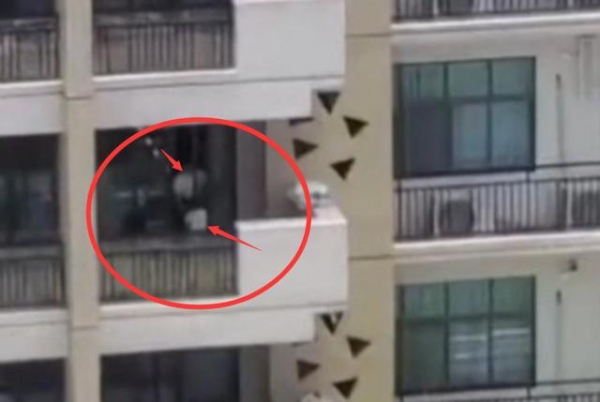 “我要报警了！”近40度高温下，广东幼儿园老师将小孩锁在阳台惩罚，孩子哭喊拍打玻璃门老师屋内稳坐