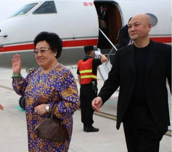 68岁迟重瑞和80岁妻子同露面，结婚31年仍称呼“董事长”