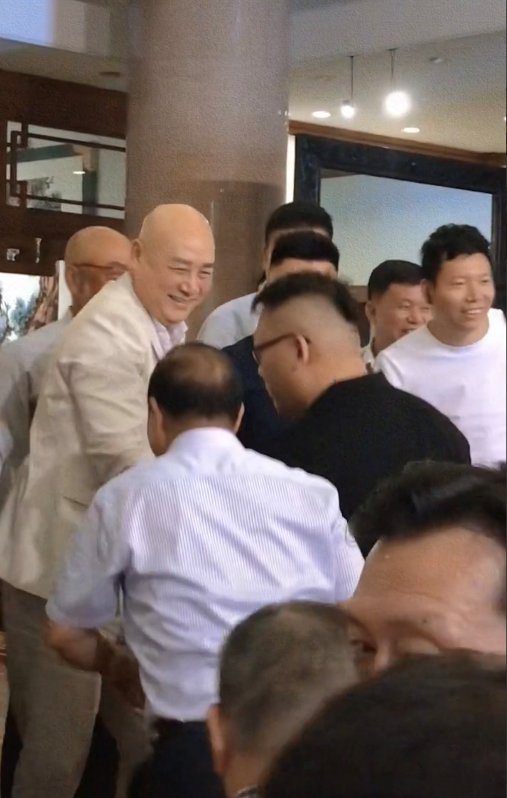 68岁迟重瑞和80岁妻子同露面，结婚31年仍称呼“董事长”