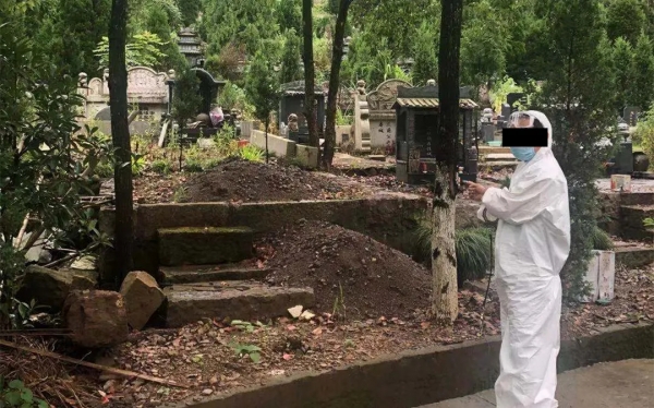 男子和怀孕妻子一个月徒手刨坟100座第二天还给人继续做早餐警方揪出