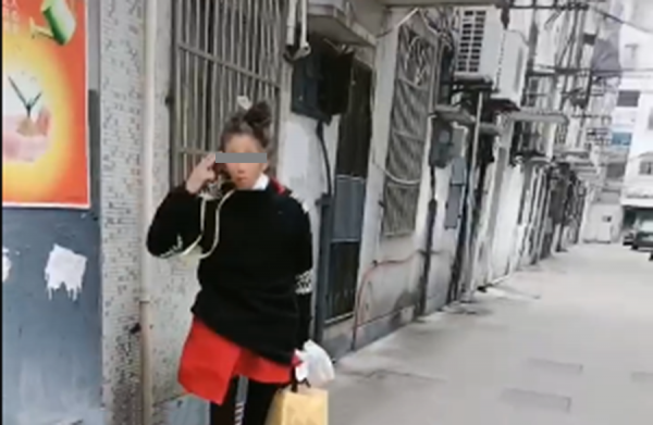 痴情女子遭亲妹妹抢走男友，伤心流浪30年，却还在街头苦等