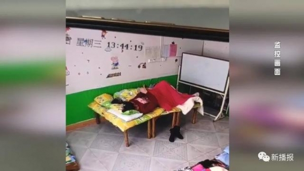 男孩在幼儿园午睡 被老师把腿搭身上