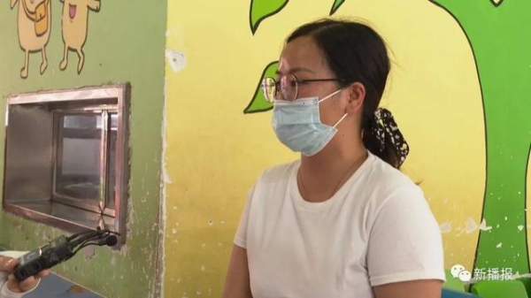 男孩在幼儿园午睡 被老师把腿搭身上