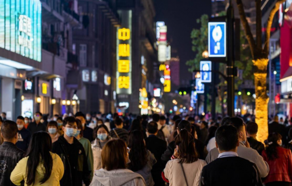 因母亲遭辱骂，女子当街骑坐在骂人男子身上，不雅行为惹路人围观