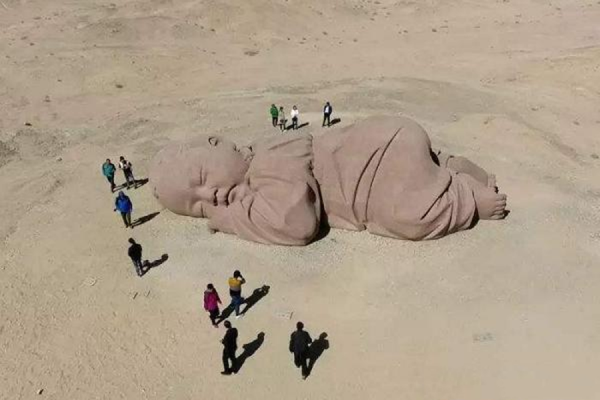 女子站“大地之子”雕塑上拍照，惹游客愤怒曝光，网友：太无知了