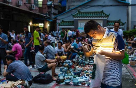 广州现在所剩无几的"鬼市"也叫"天光墟",相当于跳蚤市场 旧货市场