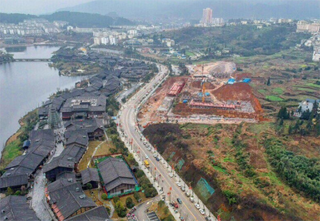 这肯定与它的文化有关:它坐落于丹寨县城的东湖旁,距离老城区不到