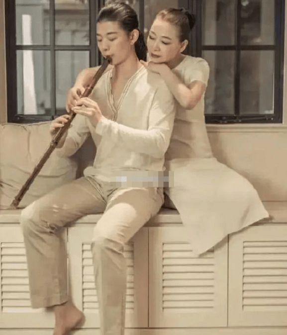 霍尊与妈妈婚纱照曝光?两人举止太过亲密,不像母子像情侣(2)