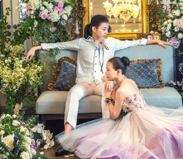 霍尊与妈妈婚纱照曝光两人举止太过亲密不像母子像情侣2