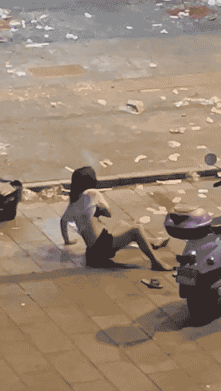 女子喝醉酒竟在大街上脱裤子网友像被灌了东西