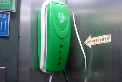 5岁女孩被困电梯教科书式报警,镇定且头脑清晰,爷爷反应亮了