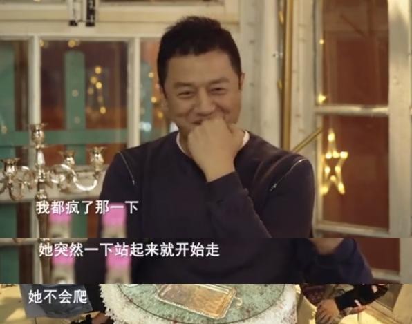 李亚鹏亲李嫣大腿！父女互动被指没有界限感，15岁女儿全程尴尬