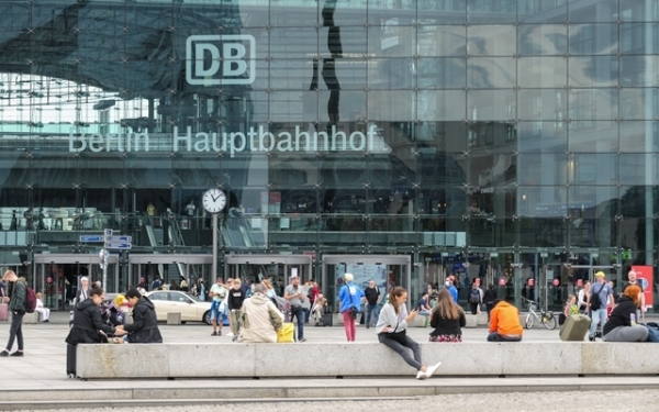 这是8月10日在德国首都柏林拍摄的主火车站前的景象。新华社