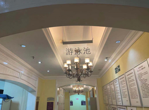 一名女子正在游泳馆更衣室冲澡，突然闯进一名男子！当事人：我不识字…