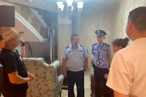 一名女子正在游泳馆更衣室冲澡，突然闯进一名男子！当事人：我不识字…