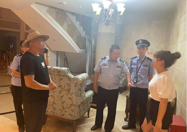 一名女子正在游泳馆更衣室冲澡，突然闯进一名男子！当事人：我不识字…