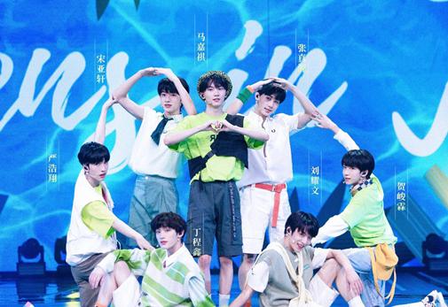 在大型艺人经纪公司时代峰峻旗下的时代少年团fanclub粉丝俱乐部的