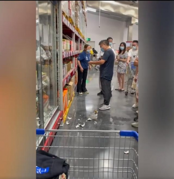 南京一男子逛超市失手打碎价值3万多的茅台，店方有责任吗？网友吵翻了