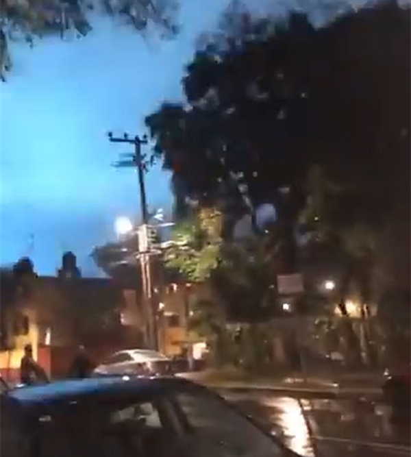 墨西哥7.1级地震 天空现诡异蓝光：现场一片狼藉