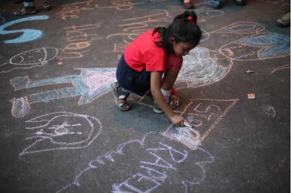 印度一村庄举行求雨仪式 6名未成年女孩裸体游行