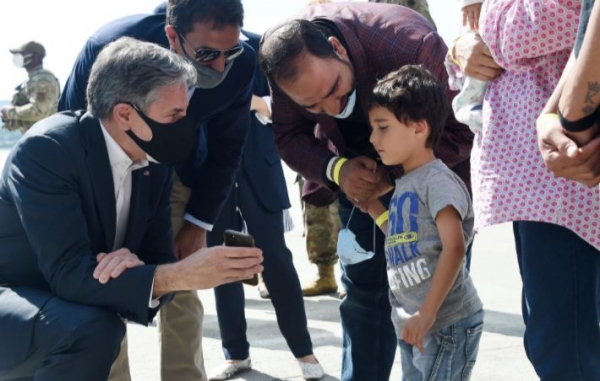 美国国务卿布林肯单膝跪地与阿富汗小男孩合影,被嘲讽