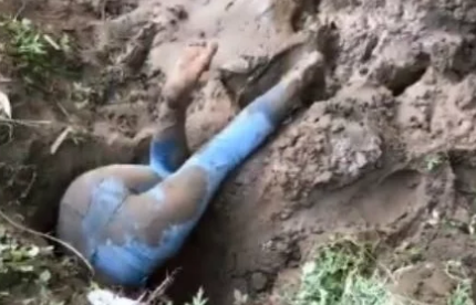 野外一女人深陷泥潭将其救起以后她的行为令人感到无语