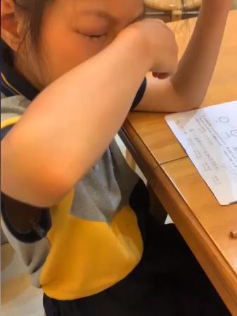 对数学题过敏？9岁小学生一做数学题眼睛肿到睁不开，家长：做语文、英语就没事