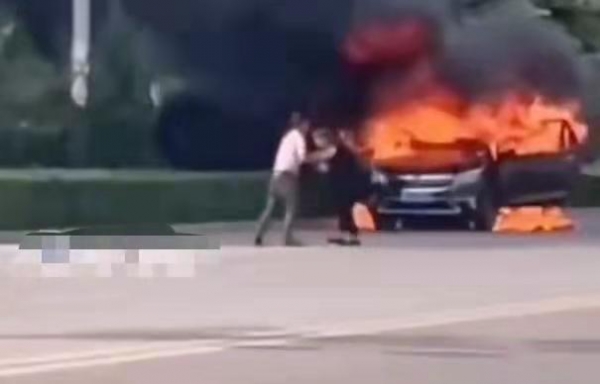 小两口吵架怒烧轿车，不救火反倒在车前动起手来，网友：有钱任性