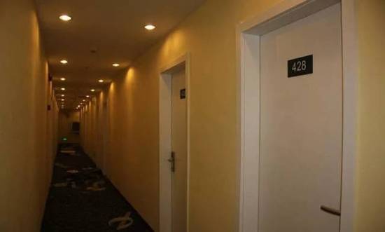 酒店惊魂 广东两女生住酒店 半夜竟有人打开了房门