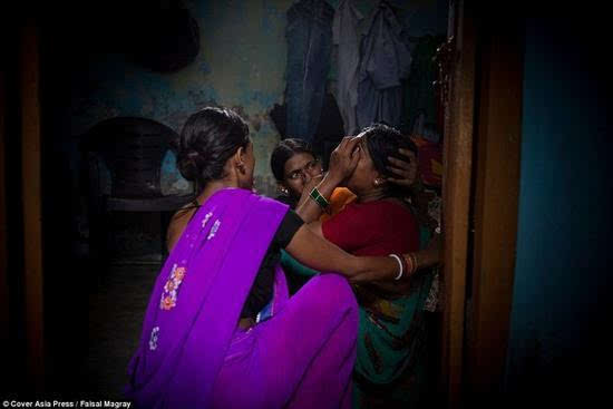 印度14岁少女遭绑架强奸 又被喂食酸液致死 图