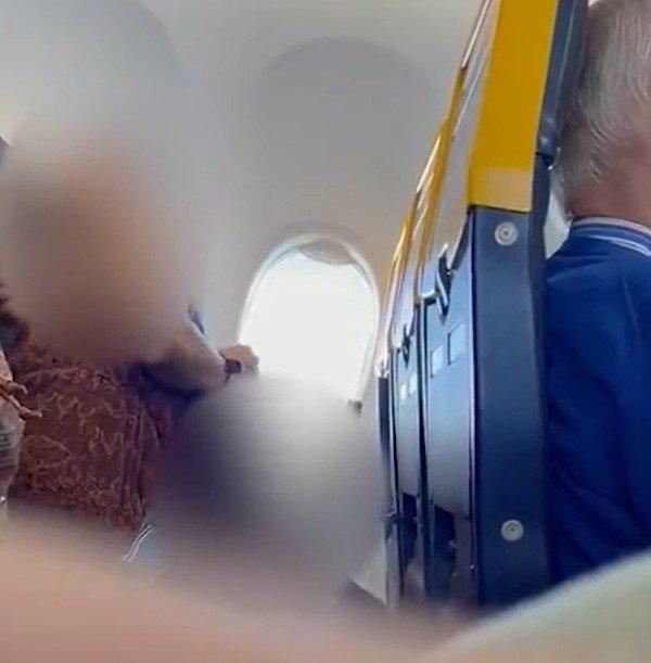 瑞安航空乘客高空发生关系，翻云覆雨不顾旁人，航空公司视而不见