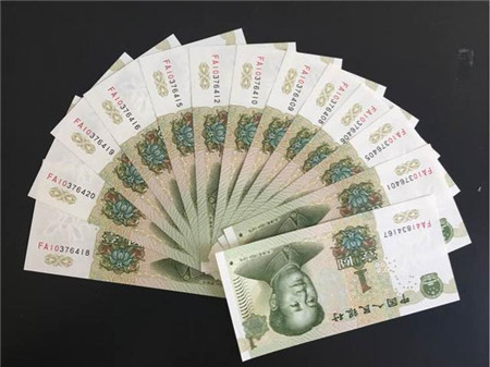 工作人员说这些一块钱纸币都是fa首发冠,发行时间短,发行数量少,流通