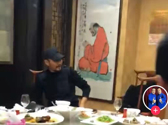 57岁张涵予私下饭局曝光，滴酒不沾被赞好男人，与好友热聊没架子
