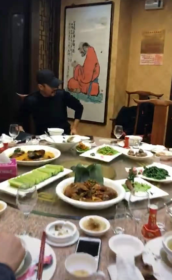 57岁张涵予私下饭局曝光，滴酒不沾被赞好男人，与好友热聊没架子