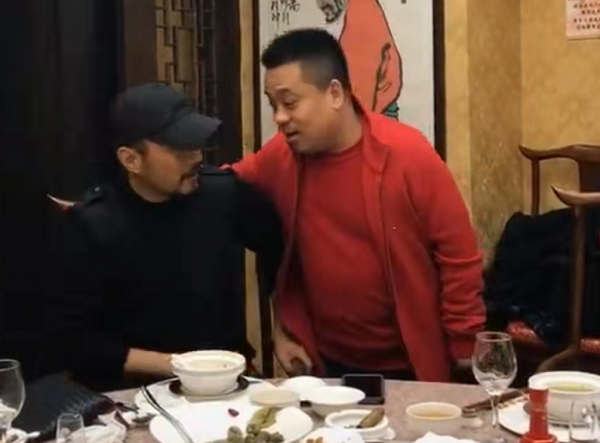 57岁张涵予私下饭局曝光，滴酒不沾被赞好男人，与好友热聊没架子