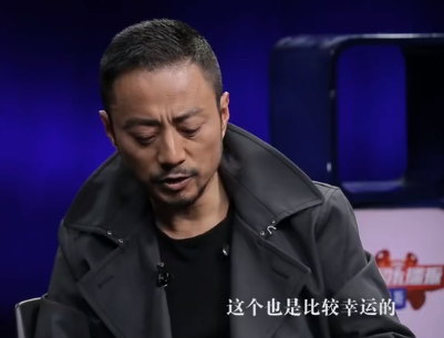 57岁张涵予私下饭局曝光，滴酒不沾被赞好男人，与好友热聊没架子