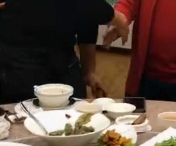 57岁张涵予私下饭局曝光，滴酒不沾被赞好男人，与好友热聊没架子