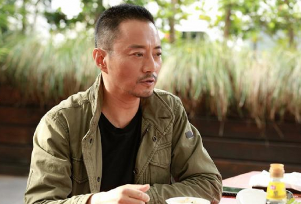 57岁张涵予私下饭局曝光，滴酒不沾被赞好男人，与好友热聊没架子