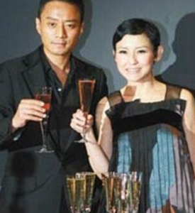 57岁张涵予私下饭局曝光，滴酒不沾被赞好男人，与好友热聊没架子