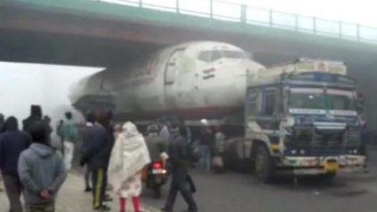 印度一架飞机被卡在桥下 民众目睹了惊人一幕