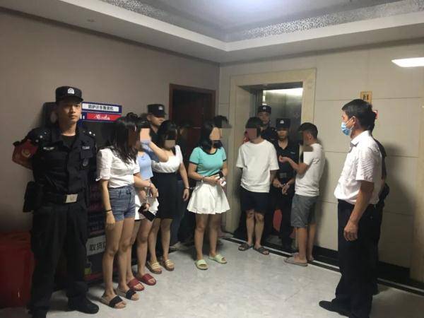 警方突击扫黄,20余名男女当场被抓!