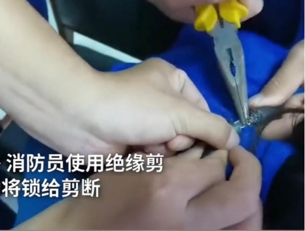 江苏一4岁熊孩子用密码锁锁住妈妈脖子，还改了密码，妈妈无奈挂着锁去消防站求助