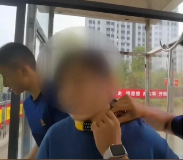 江苏一4岁熊孩子用密码锁锁住妈妈脖子，还改了密码，妈妈无奈挂着锁去消防站求助