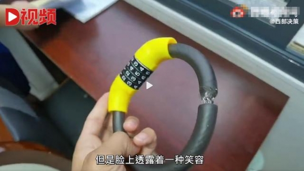 又气又笑！江苏一妈妈被儿子用密码锁套脖子：已经打过了