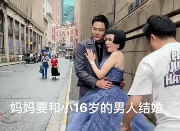 55岁女网红带5个小孩嫁小16岁男友，奢华婚礼曝光，黄晓明送祝福