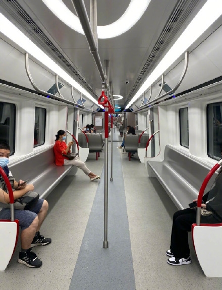 中国时速最快地铁开通 网友：见过最舒服的地铁