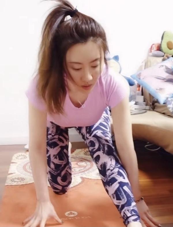 宋丹丹儿媳怀二胎，儿子巴图陪大7岁妻子做产检，夫妻甜蜜感情好