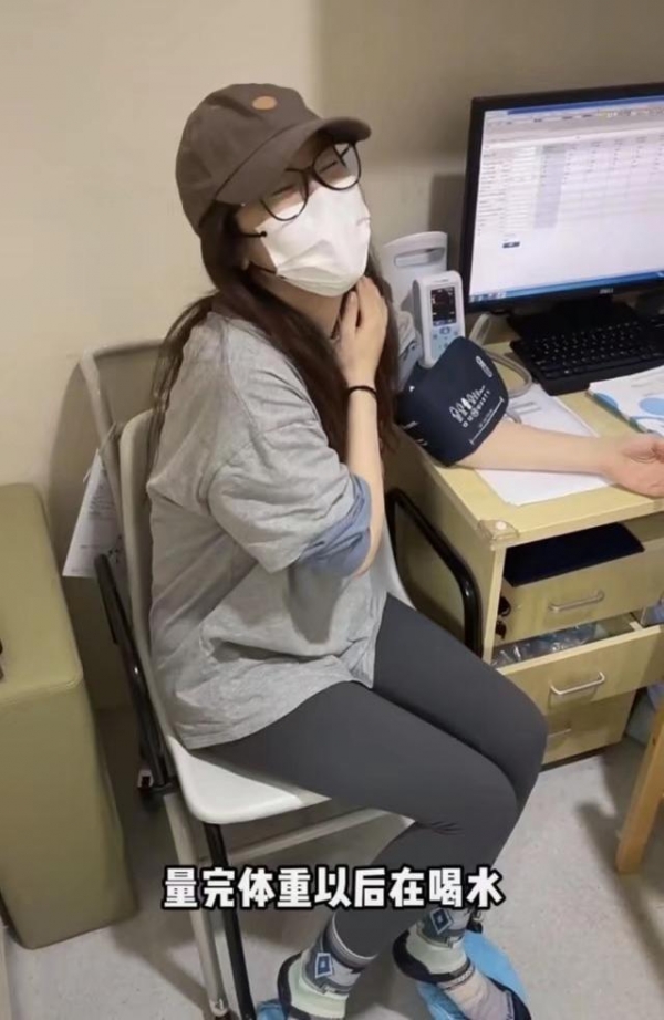 宋丹丹儿媳怀二胎，儿子巴图陪大7岁妻子做产检，夫妻甜蜜感情好
