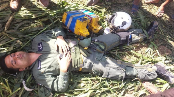 坠机后思考人生的印军飞行员 图源:社交媒体这也是印度一个月以来第二