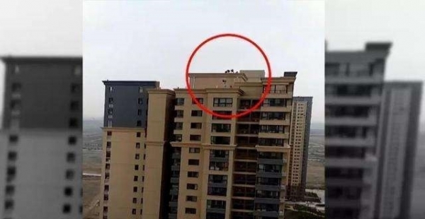 男子在阳台晾衣服看到对面楼顶有人影放大立即报警